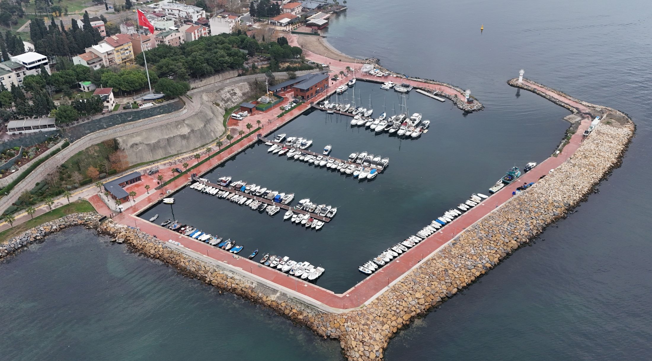 MARİNA VE BALIKÇI BARINAĞI