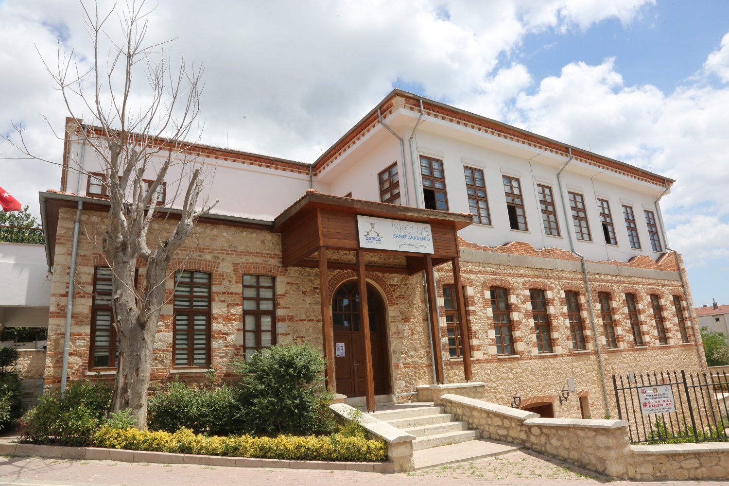 İSKOLİYE SANAT AKADEMİSİ İLE GENÇLERE MÜZİK VE TİYATRO EĞİTİMİ