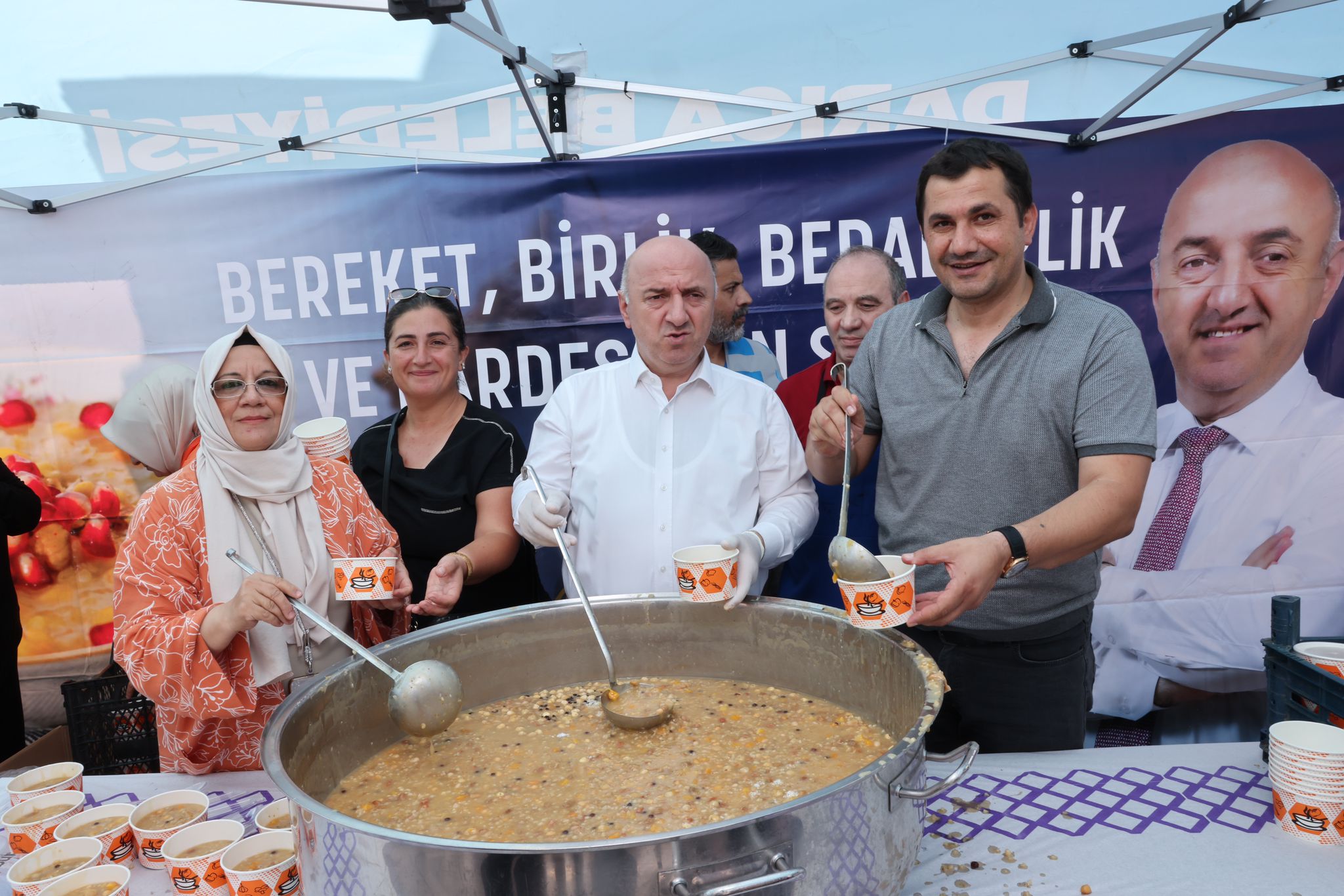 Başkan Bıyık, Vatandaşlara Aşure Dağıttı