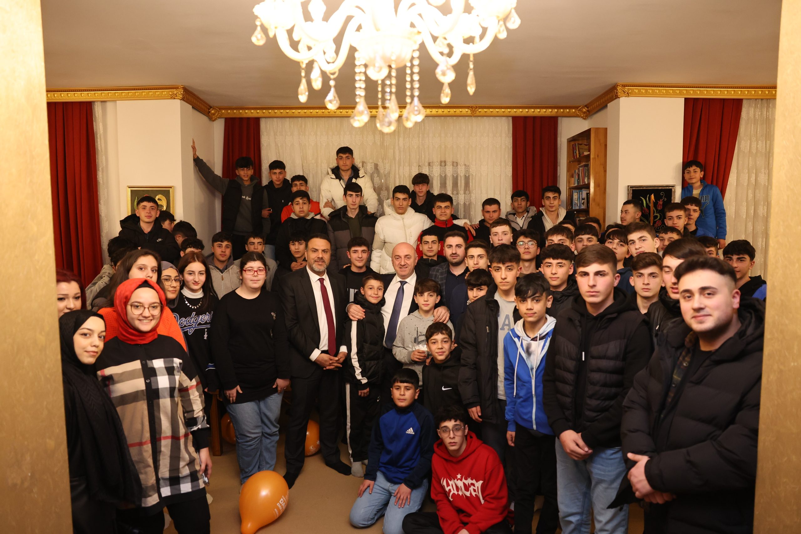 DARICA’NIN GENÇLERİYLE ABİ-KARDEŞ GİBİYİZ