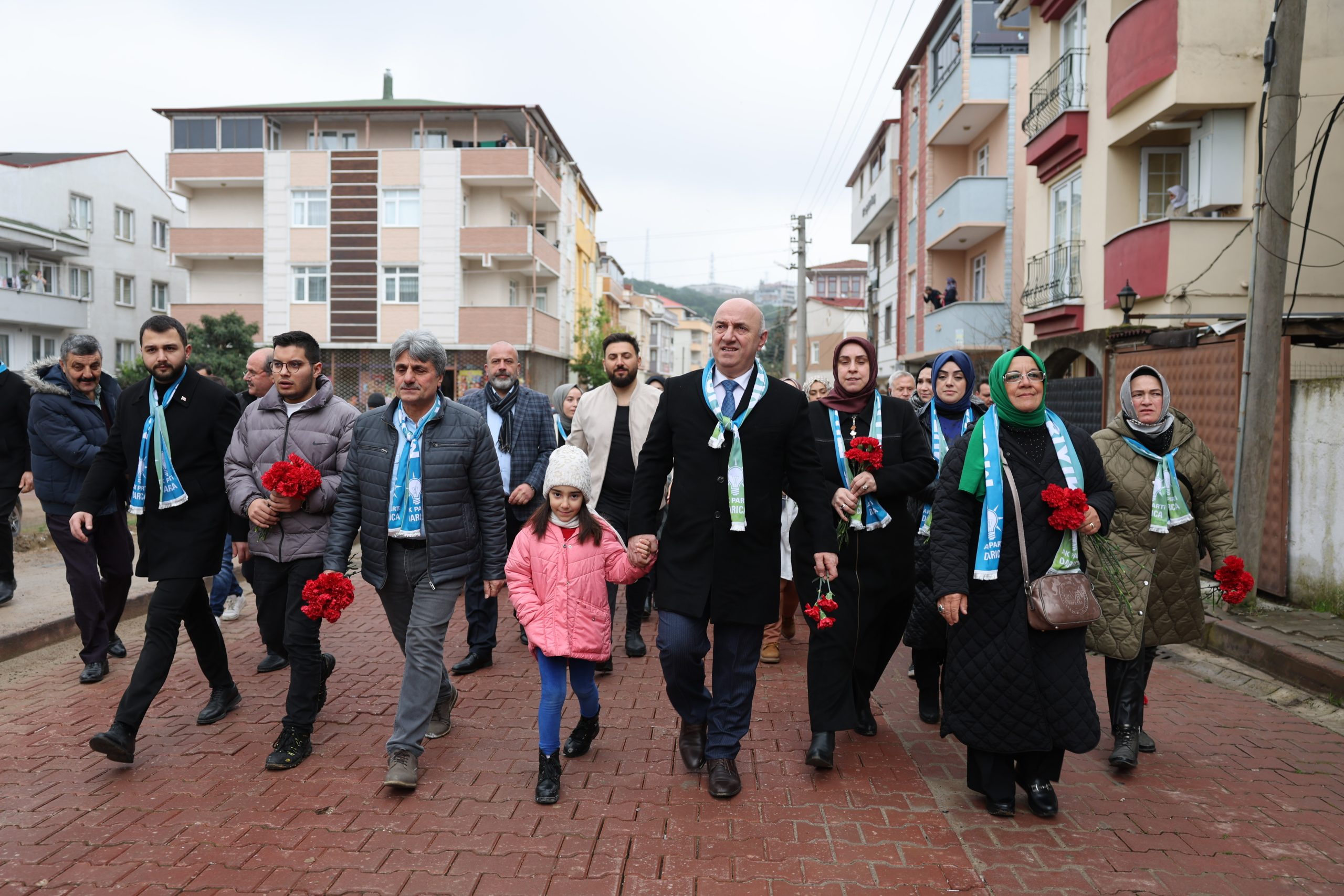 Başkan Bıyık, Darıcalılara karanfil dağıttı