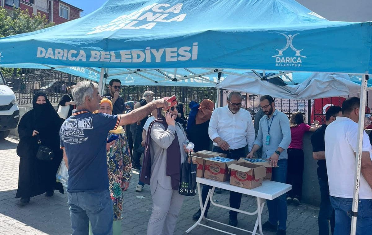 Darıca Belediyesi, LGS’ye giren öğrencilere ve ailelerine su ikramında bulundu
