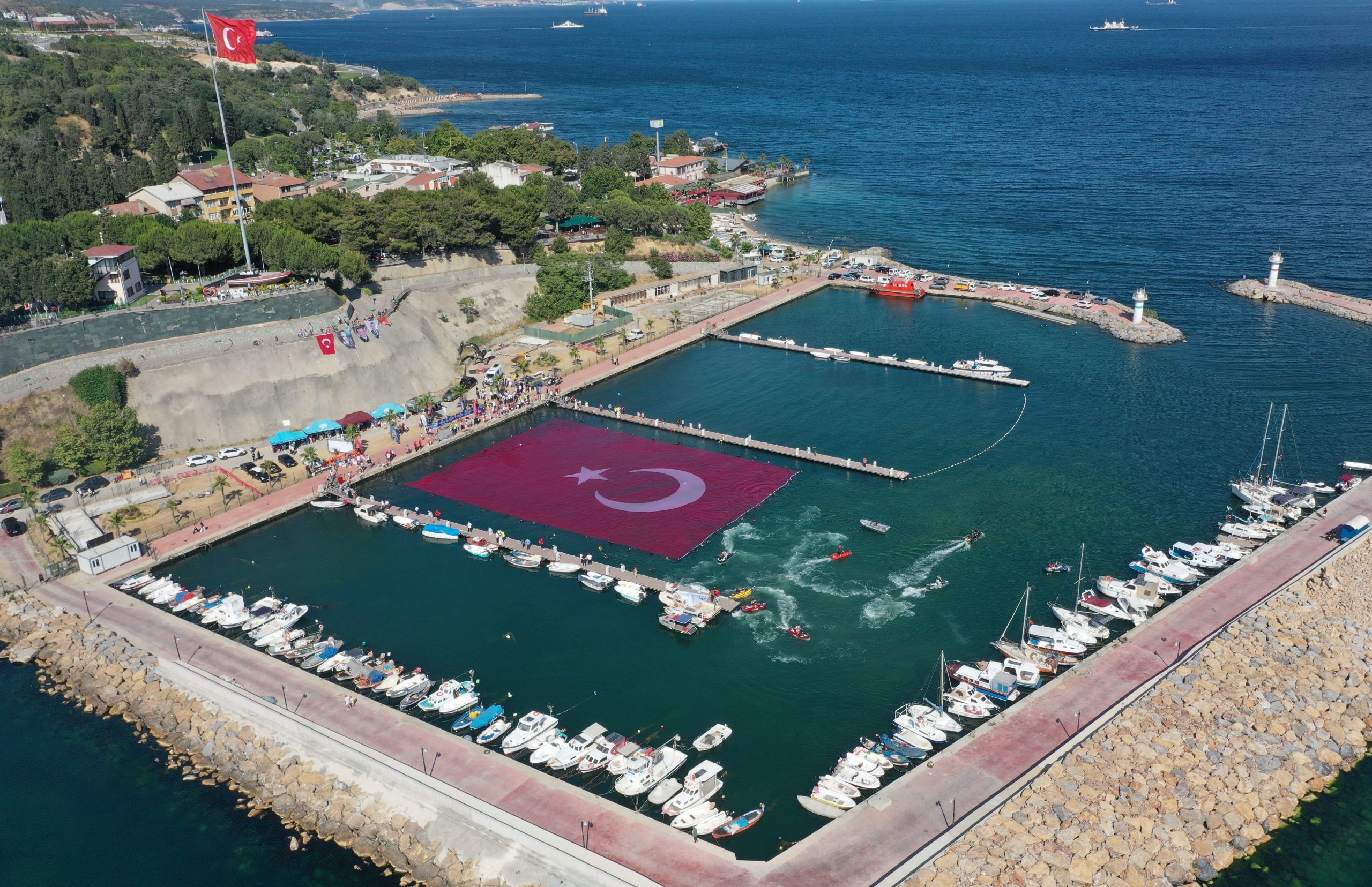 1923 metrekarelik dev Türk bayrağı Darıca’da açıldı