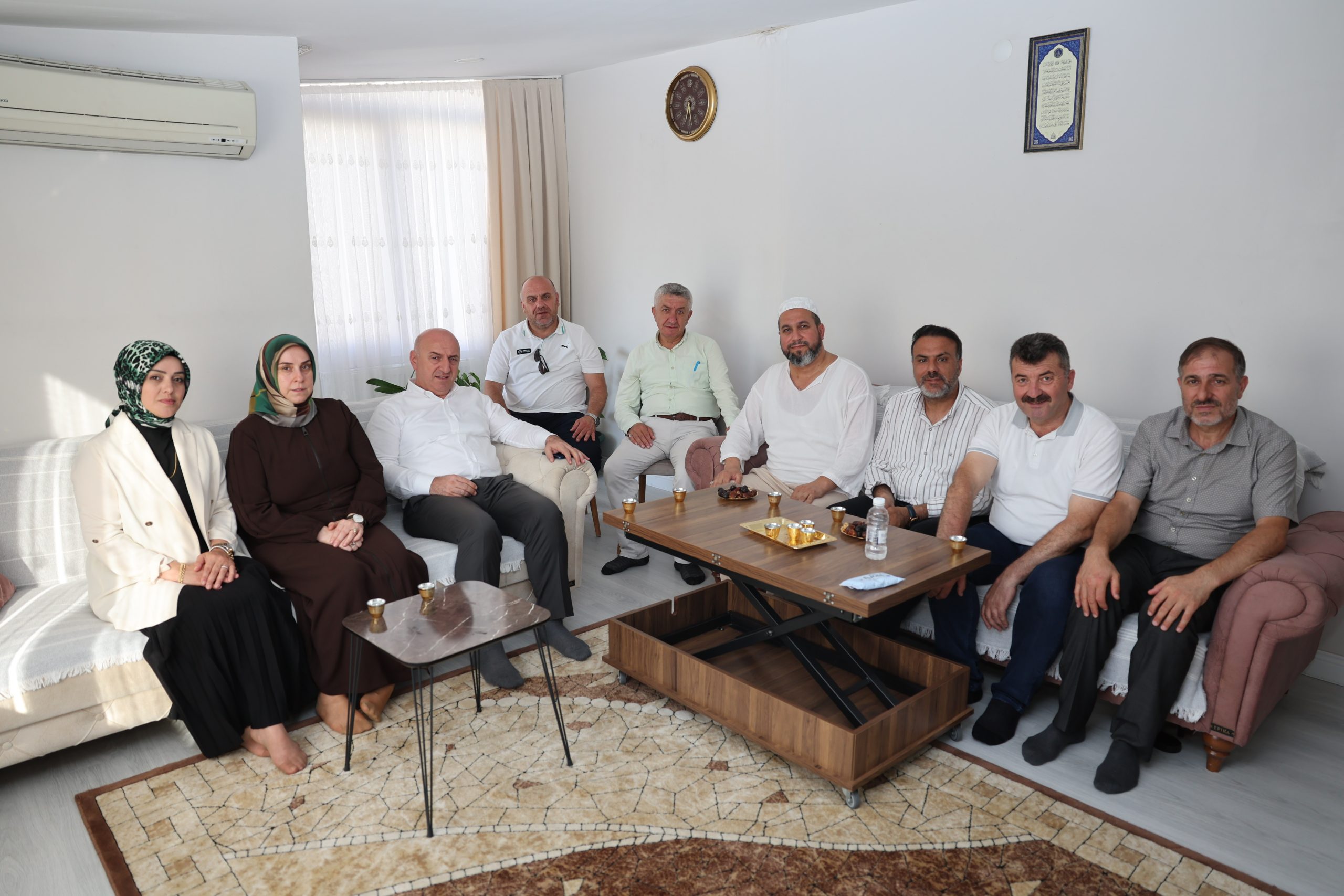 Başkan Bıyık, Hac vazifesini tamamlayan Darıcalıları ziyaret ediyor