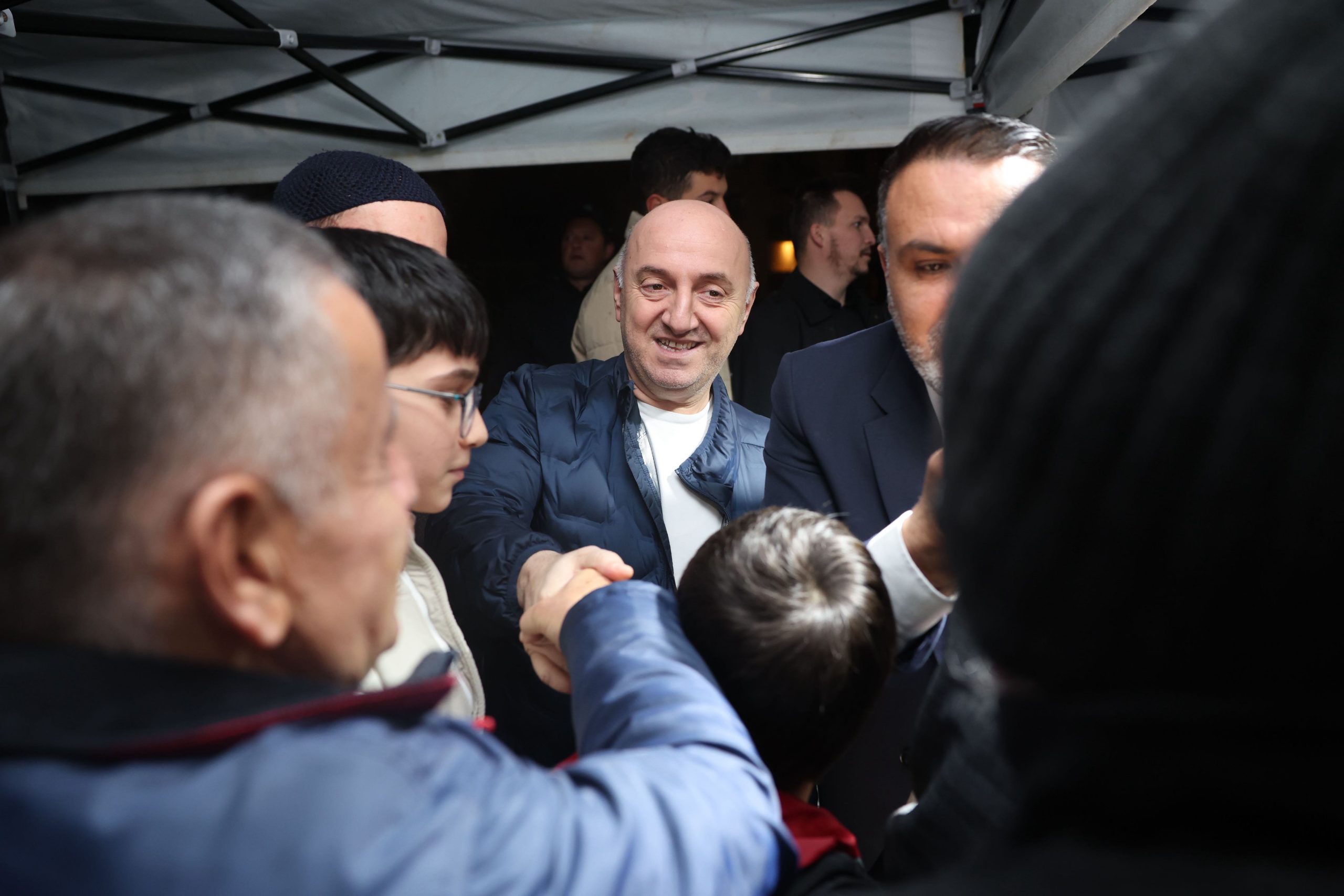 Başkan Bıyık, vatandaşlara lokma ikramında bulundu